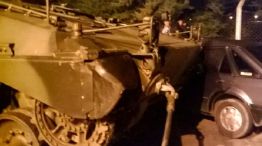 Día del Ejército accidentado: un tanque de guerra chocó contra un auto
