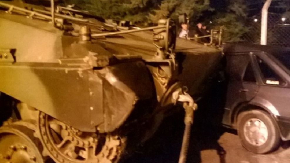 Día del Ejército accidentado: un tanque de guerra chocó contra un auto