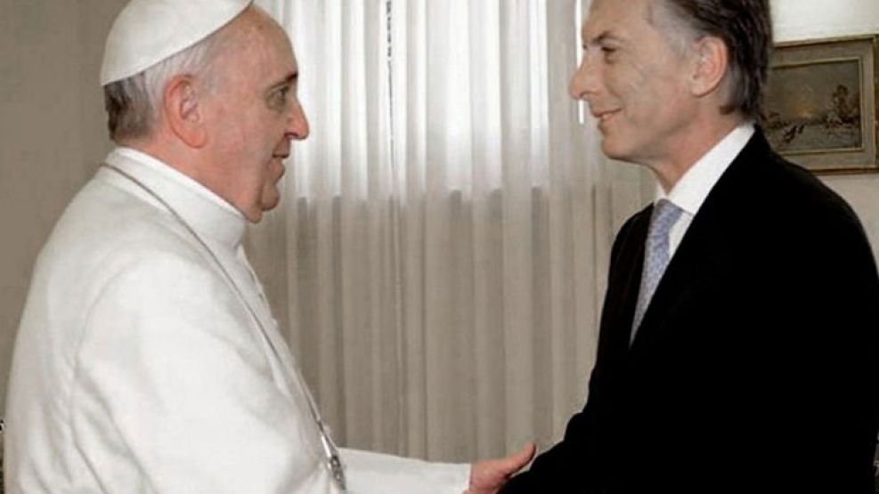 El primer encuentro con Macri como presidente: El papa Francisco recibió al mandatario en la Biblioteca del Palacio Apostólico.  