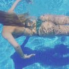 Evangelina Anderson nadando en tanga (1)