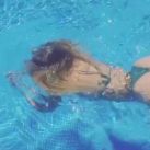 Evangelina Anderson nadando en tanga (13)