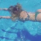 Evangelina Anderson nadando en tanga (15)