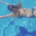 Evangelina Anderson nadando en tanga (16)