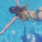 Evangelina Anderson nadando en tanga (17)