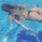 Evangelina Anderson nadando en tanga (18)