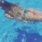 Evangelina Anderson nadando en tanga (19)