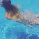 Evangelina Anderson nadando en tanga (21)