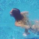 Evangelina Anderson nadando en tanga (22)