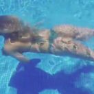 Evangelina Anderson nadando en tanga (3)