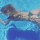 Evangelina Anderson nadando en tanga (4)