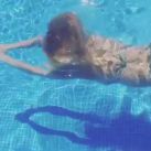 Evangelina Anderson nadando en tanga (5)