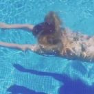 Evangelina Anderson nadando en tanga (6)