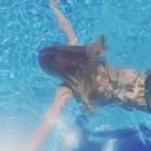 Evangelina Anderson nadando en tanga (8)