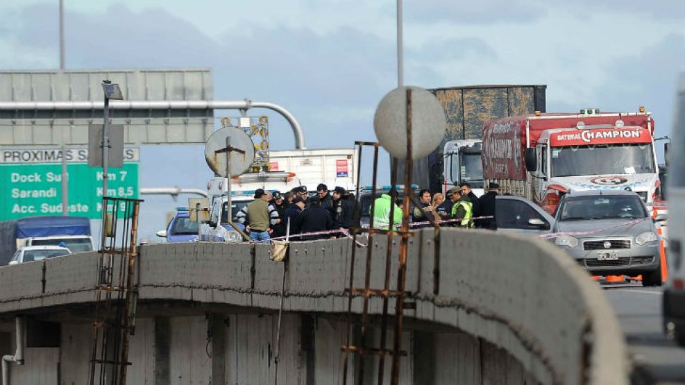 Dos policías bonaerenses fueron heridos a balazos durante un tiroteo en la autopista Buenos Aires-La Plata, con asaltantes que se llevaron cautivos a dos empleados de una financiera a los que les roba
