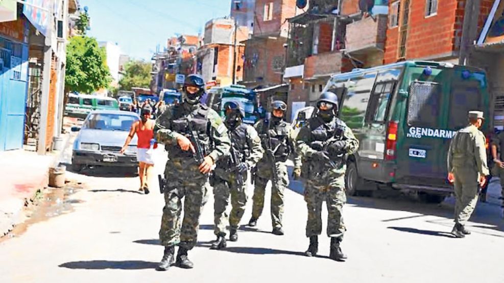 EN ACCIÓN. La Unidad de Fuerzas Especiales en una recorrida por la 1-11-14, una de las zonas más conflictivas de la Ciudad. 