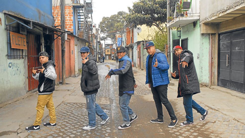 Estrellas en ascenso. Ozu-mas, LV31, Piru Rap, Lucas Beat y Negro MC en su barrio, en Retiro. 