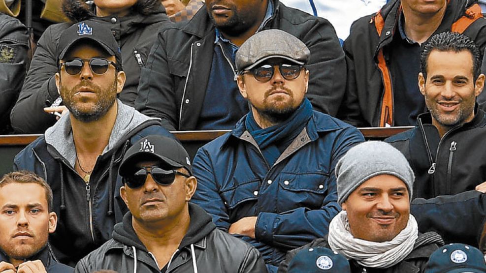 Famosos. Aun con boina y lentes, DiCaprio no pasó desapercibido (arr.). Boris Becker, atento al juego (izq.). Eric Cantona y su hermano Joel –de gorra– también disfrutaron del partido (der.). 