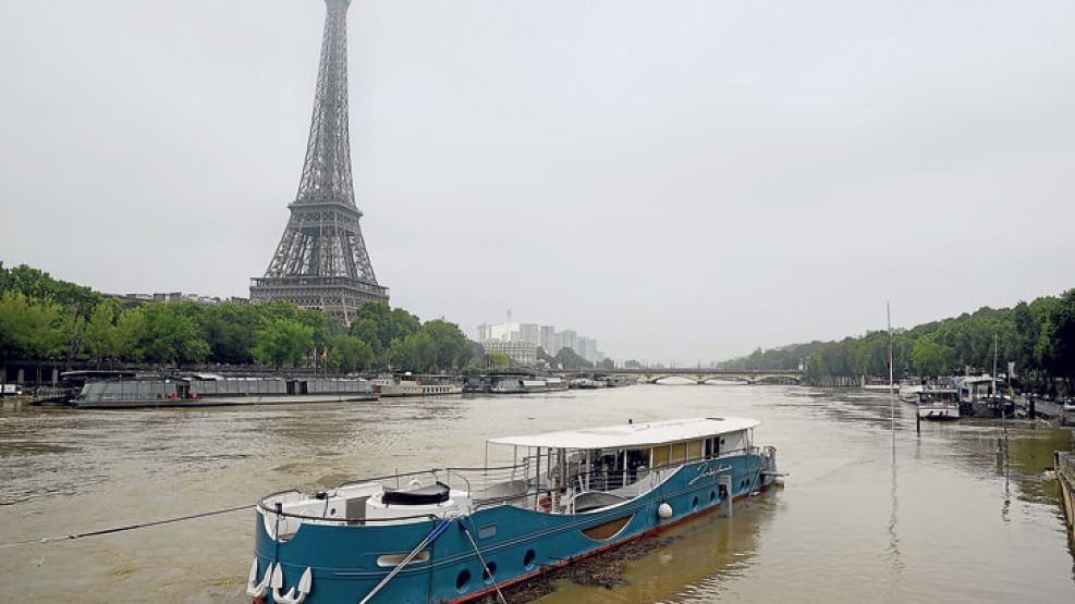 Icono. La Torre Eiffel es testigo impasible de un drama que alteró la vida cotidiana de los franceses y los turistas. Tradicionales catamaranes, botes salvavidas y pequeñas embarcaciones recorrieron l