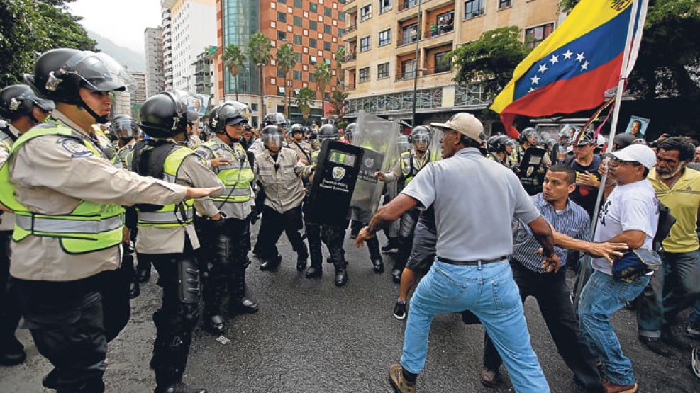 Tension. La oposición se enfrentó con la policía en las calles de Caracas. Malcorra, en el centro de las críticas del antichavismo.