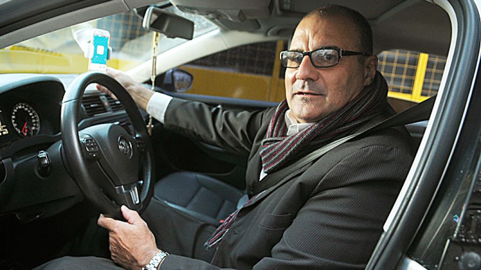 Abello fue diputado hasta 2015. Desde abril maneja hasta ocho horas diarias en su Volkswagen Vento como chofer de Uber.