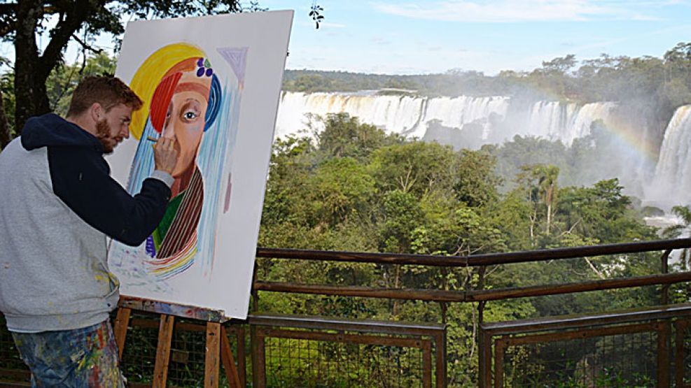 En vivo. Cerca de treinta pintores misioneros realizan sus obras en el Parque Nacional Iguazú.