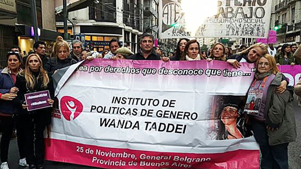 Marchando. El Instituto de Políticas de Género Wanda Taddei participó este viernes de la movilización de Ni Una Menos. Jimena Aduriz encabezó la columna.<br>
