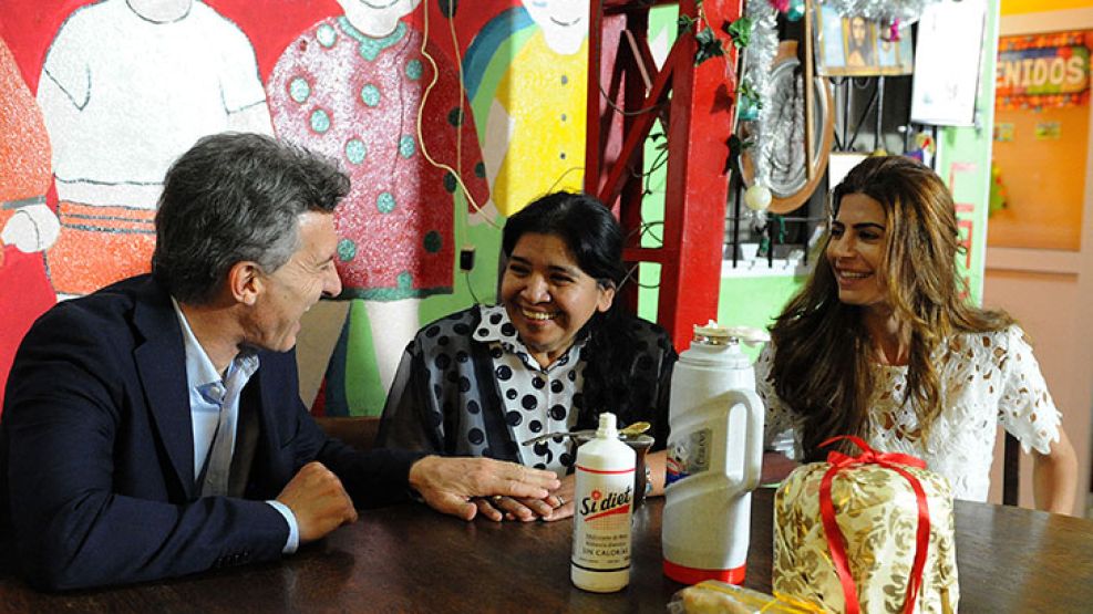 Margarita Barrientos junto a Mauricio Macri y Juliana Awada en Los Piletones (archivo).