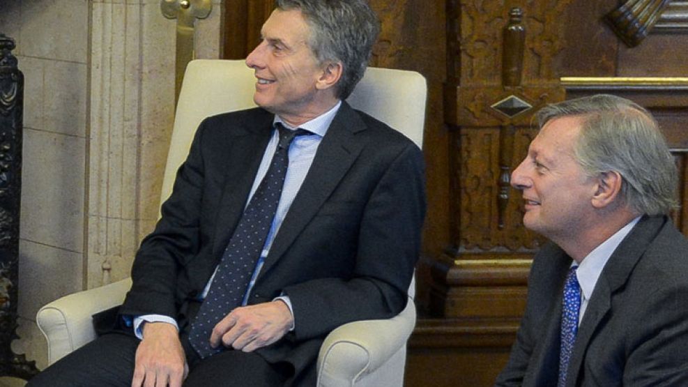 Macri resiste las críticas y mantiene a Aranguren en su cargo.