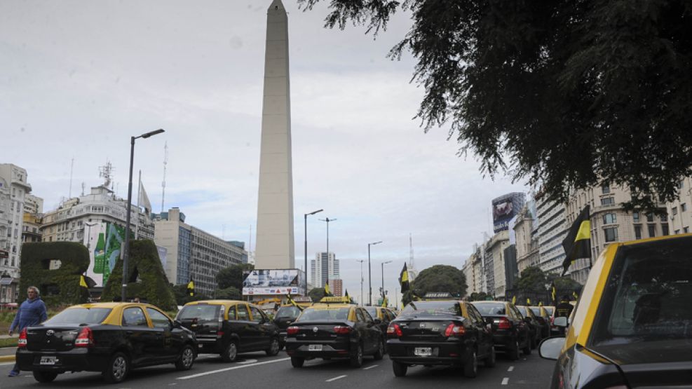 Caos de tránsito por los cortes contra Uber en el centro porteño.
