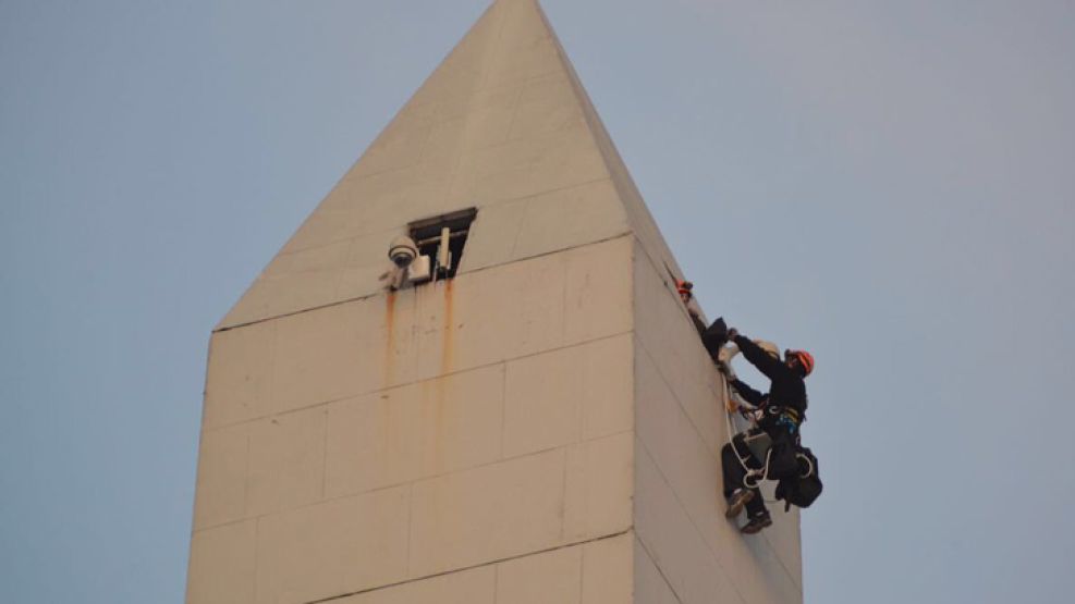 Durante la actividad, activistas de Greenpeace desplegaron un cartel en el monumento para que el presidente Mauricio Macri dé cumplimiento a la norma.