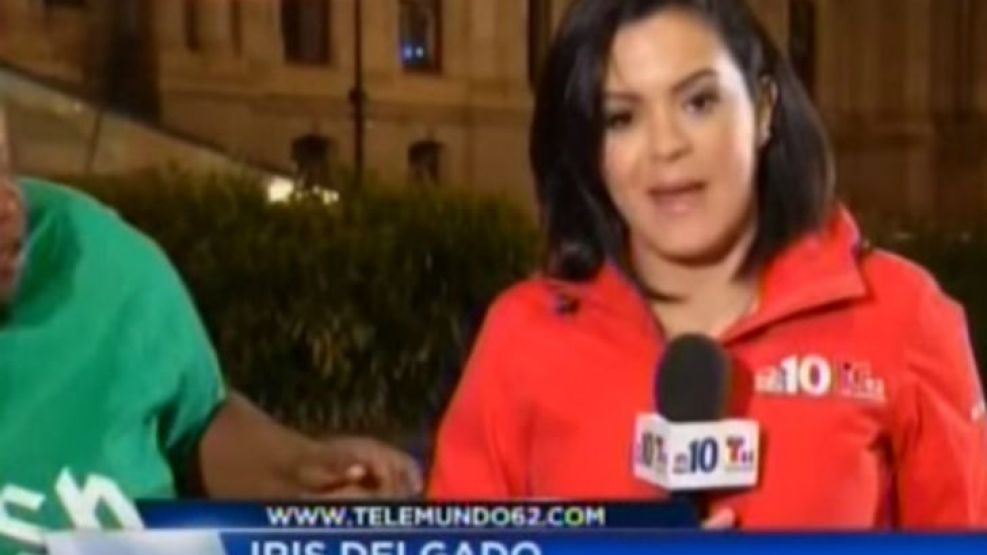 Iris Delgado fue golpeada cuando estaba transmitiendo en vivo.
