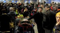 Prosigue el paro de los controladores aéreos que provoca demoras y cancelaciones en vuelos en el Aeroparque metropolitano.