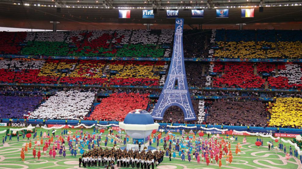 Color. Con una ceremonia de 45 minutos, Francia abrió el torneo más prestigioso de Europa, un certamen que será seguido por 2 mil millones de televidentes. España es el campeón defensor.