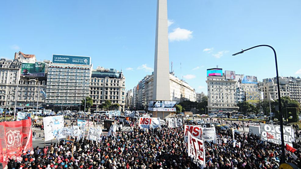Corte. Organizaciones sociales paralizaron ayer el centro porteño con un piquete en el Obelisco.