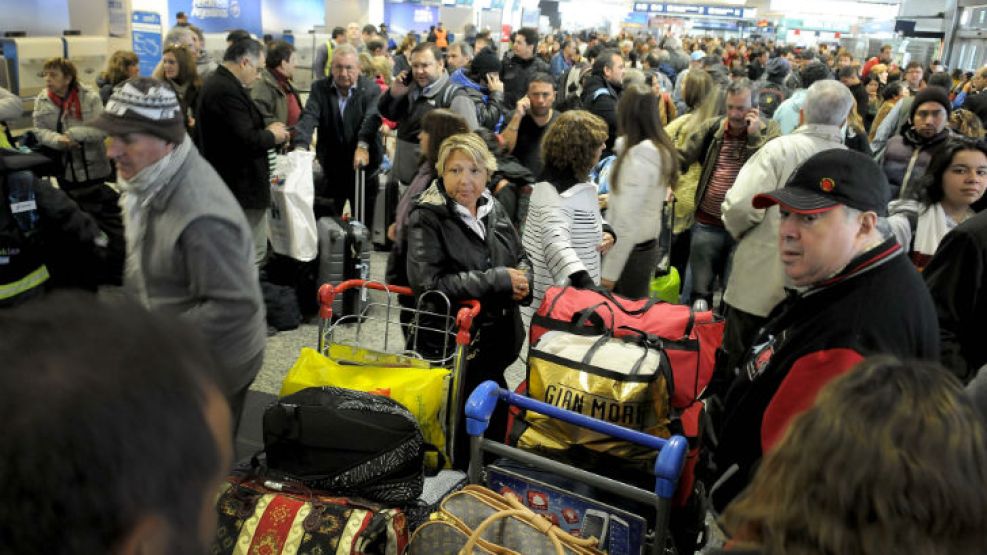 Prosigue el paro de los controladores aéreos que provoca demoras y cancelaciones en vuelos en el Aeroparque metropolitano.