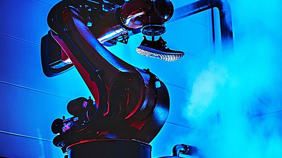 Un robot fabrica las zapatillas Adidas en Alemania.