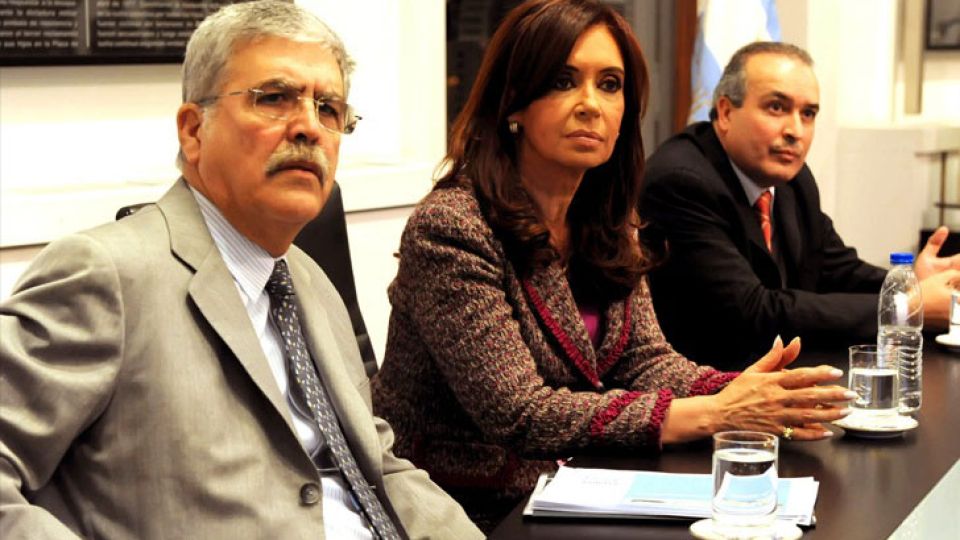 José López (derecha) fue detenido mientras intentaba enterrar bolsones de dinero.