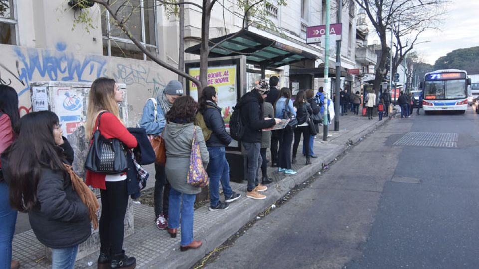 Los porteños debieron acudir a los abarrotados colectivos.