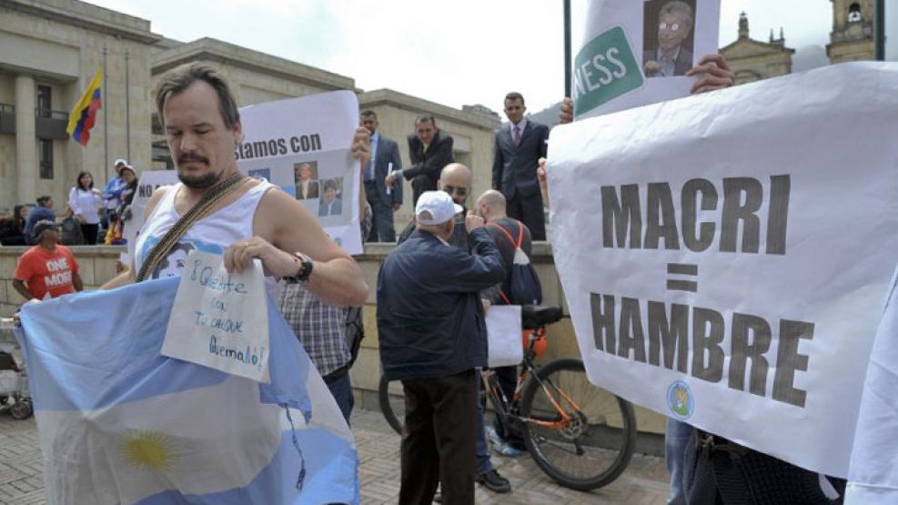 Tenso momento de Macri en Colombia cuando un grupo de personas se presentó con afiches en su contra.