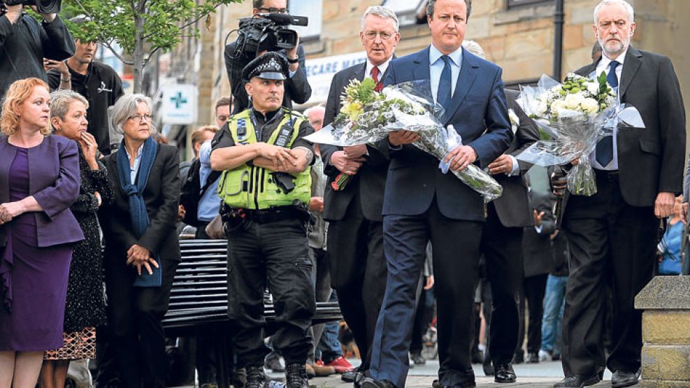 Dolor. Decenas de homenajes a Jo Cox tuvieron lugar ayer en Birstall y en Londres. Cameron y Corbyn encabezaron el acto oficial. Farage, dirigente que milita por el Brexit, depositó una ofrenda floral