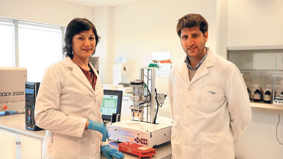 Equipo. La investigadora del Conicet y la Unsam Elida Hermida y el emprendedor tech Gastón Galanternik, quien fabricó la bioimpresora junto a Adén Díaz Nocera, apuestan a la tecnología de impresión 3D