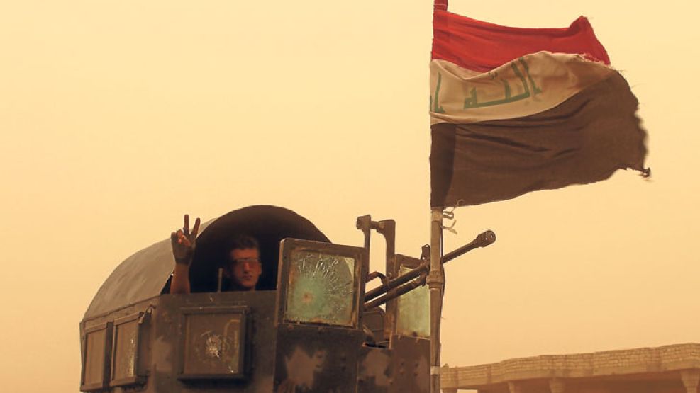 Victoria. La bandera iraquí en uno de los vehículos blindados.