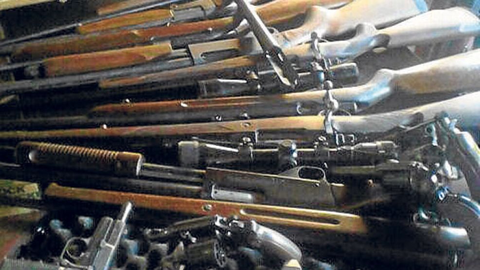Arsenal. Armas cortas, escopetas y miles de municiones fueron incautadas en los operativos.  