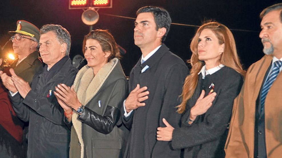 Juntos. Macri promulgó el feriado y viajó con Awada para estar en Salta junto con Urtubey. Los cuatro en el monumento a Güemes. 