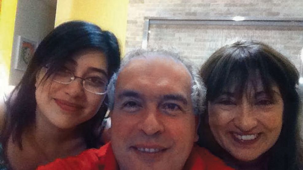Sonrisas. Selfie de la familia López y un festejo de cumpleaños. Allanamiento en la firma tucumana.