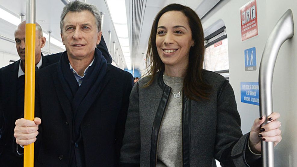Acciones. Vidal, en un vagón del Roca con Macri. Su secretario general Perechodnik presentó la acusación en la justicia de La Plata.