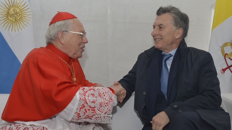 El presidente Mauricio Macri junto al Cardenal Giovanni Battista Re, en un encuentro previo a la celebración de la Santa Misa de Clausura del XI Congreso Eucarístico Nacional en el Hipódromo de San Mi