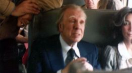 Jorge Luis Borges sentado, Esteban Peicovich parado mirando a la cámara.