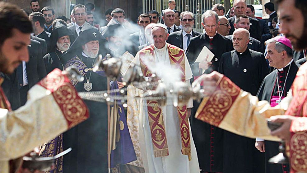 Incienso. Bergoglio al llegar a una de las ceremonias religiosas en Ereván, la capital armenia.<br>