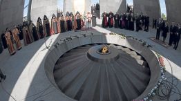 Ceremonia. El Pontífice homenajeó al millón y medio de víctimas por el genocidio en el emblemático memorial de la capital, Erevan, donde hizo una ofrenda floral ante la llama eterna que honra a los mu